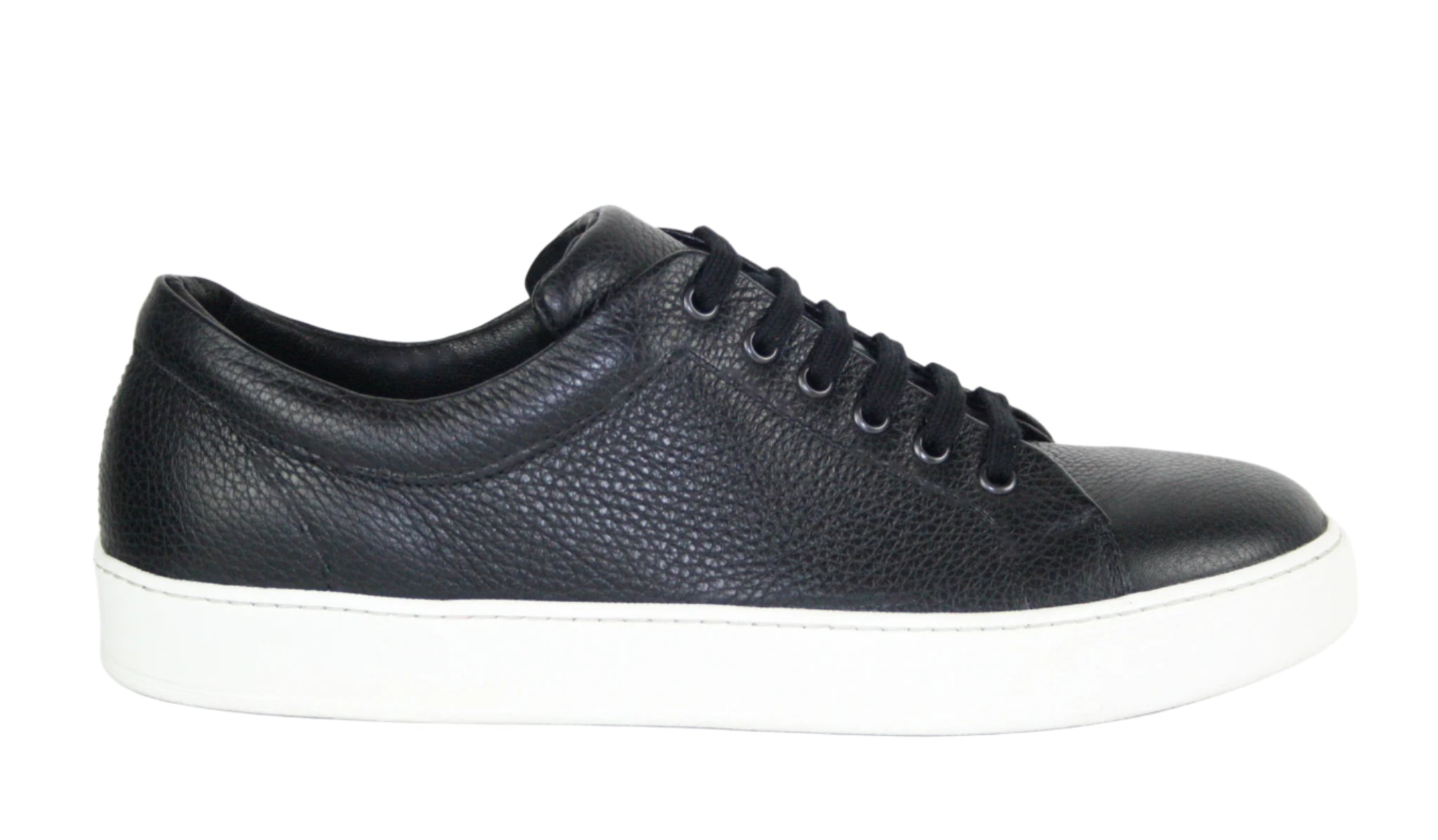 Exclusive black sneaker with black sole