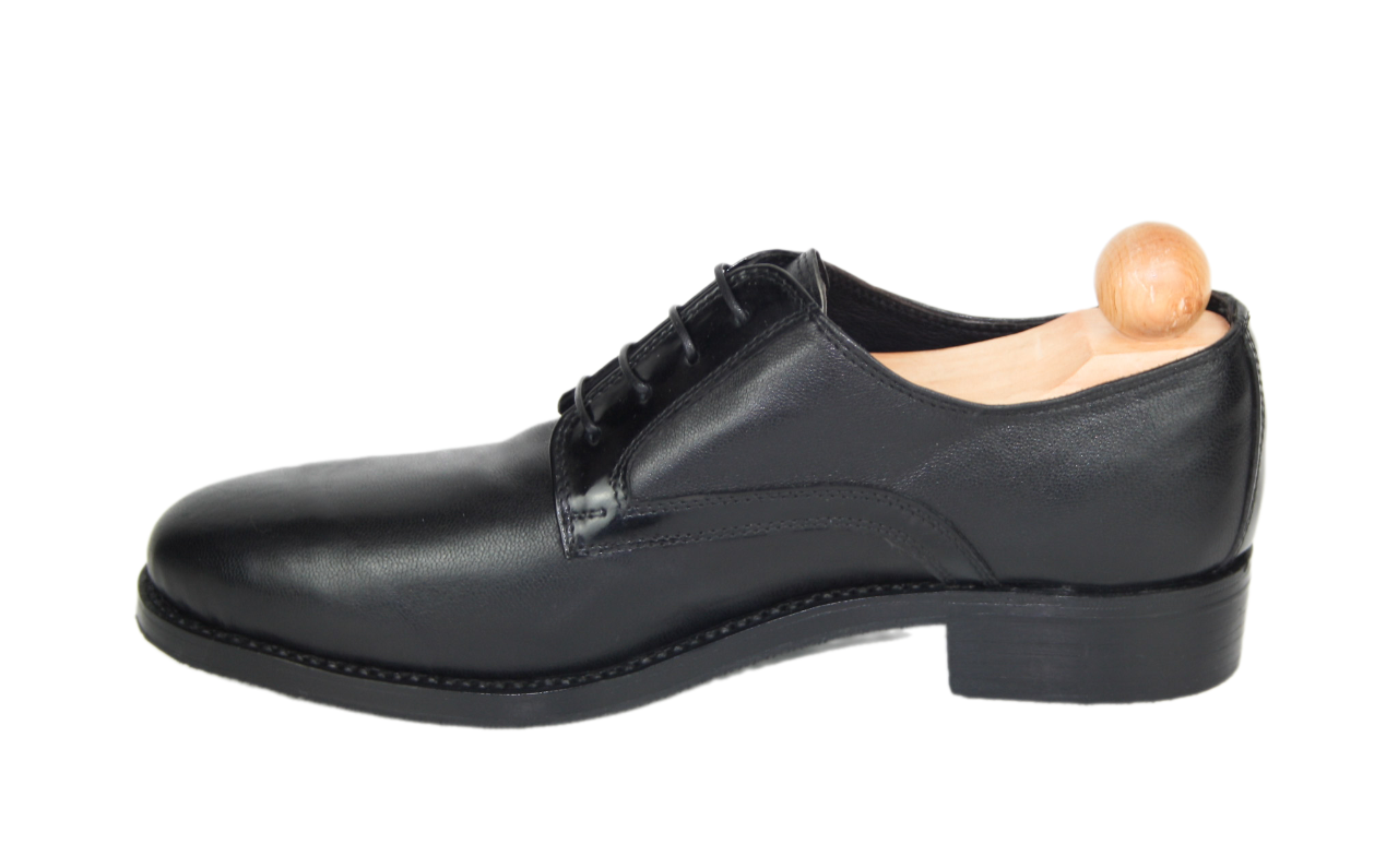 Black leather derby model combined with patent leather
