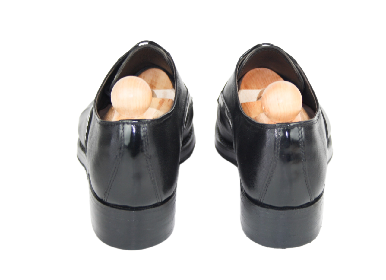 Black leather derby model combined with patent leather