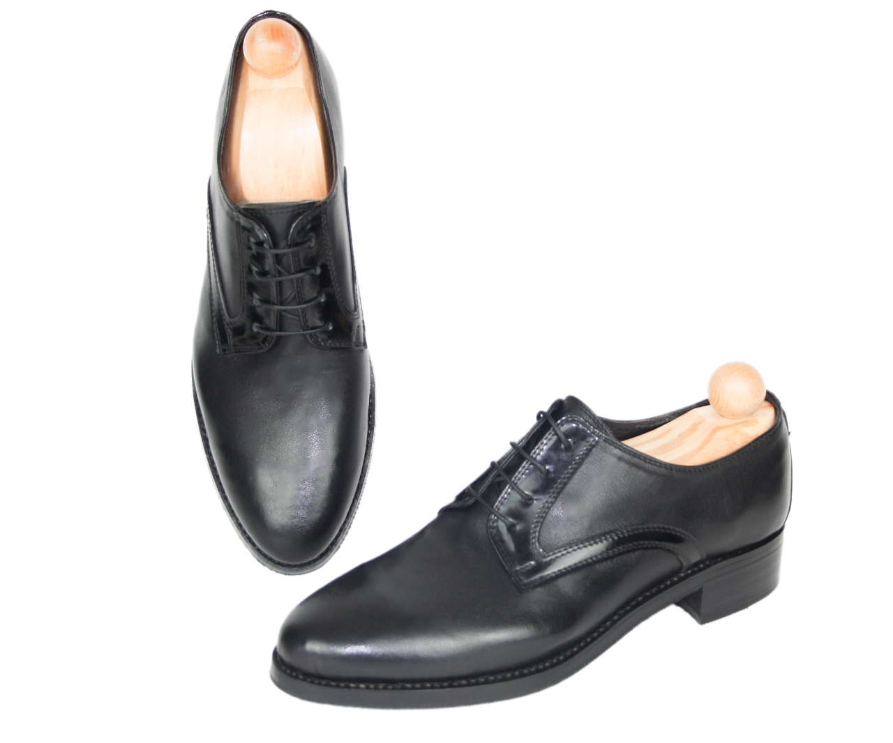 Black leather derby model combined with patent leather