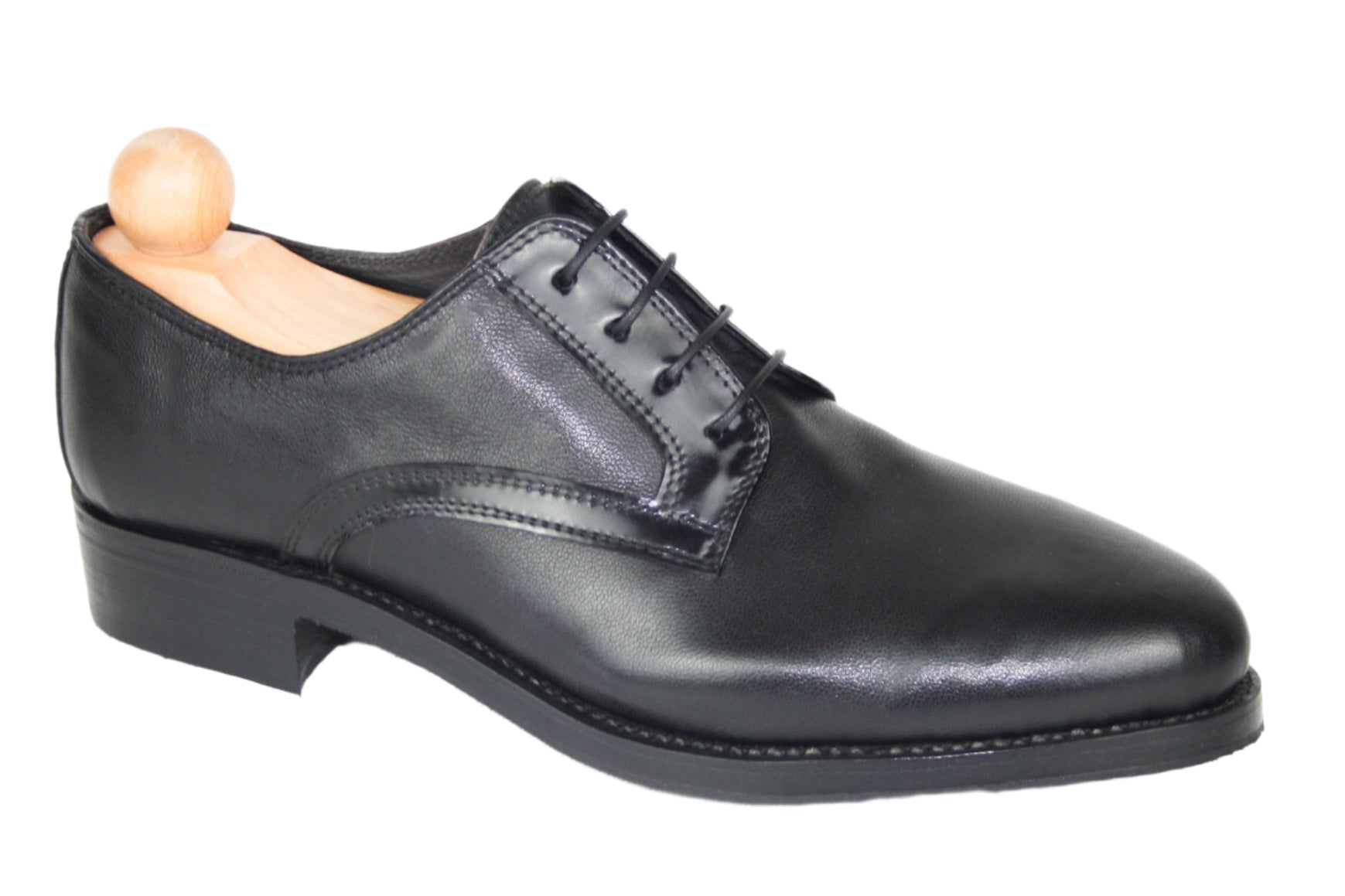 Black leather derby model combined with patent leather