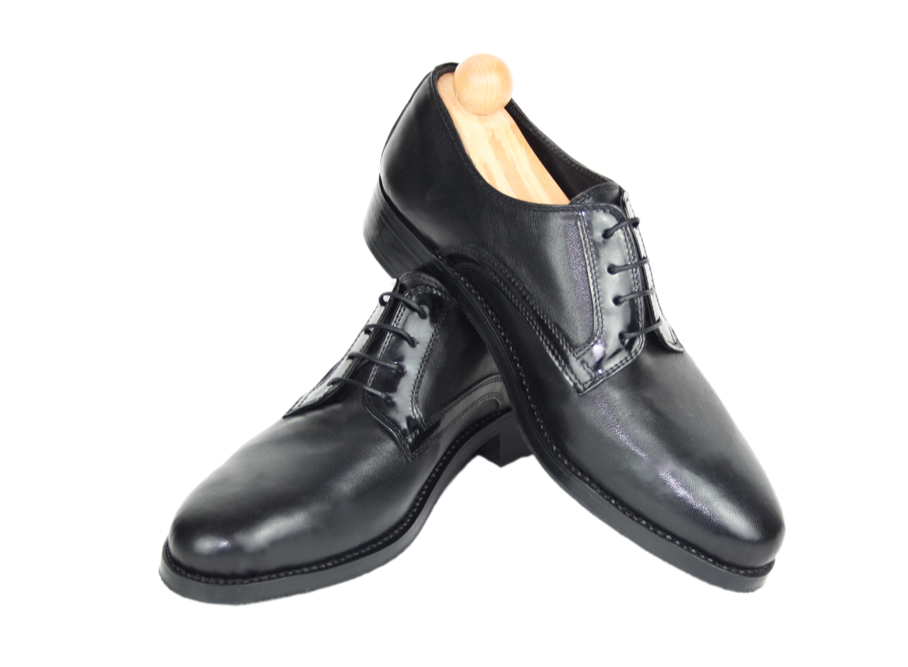Black leather derby model combined with patent leather